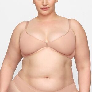 *NWT* SKIMS Weightless Scoop Bra - Mica